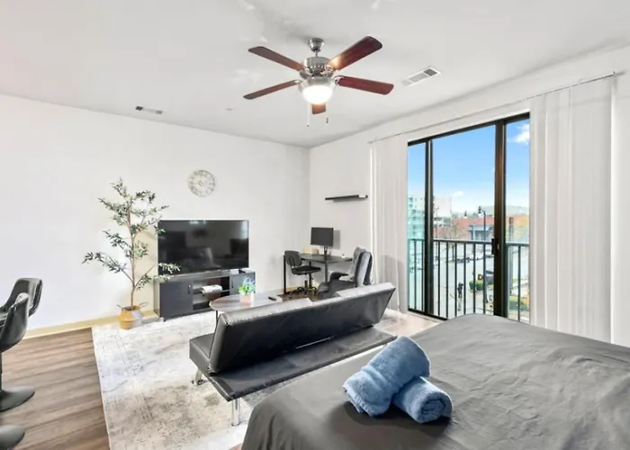 Chic Urban Living, Studio With Pool Access 09