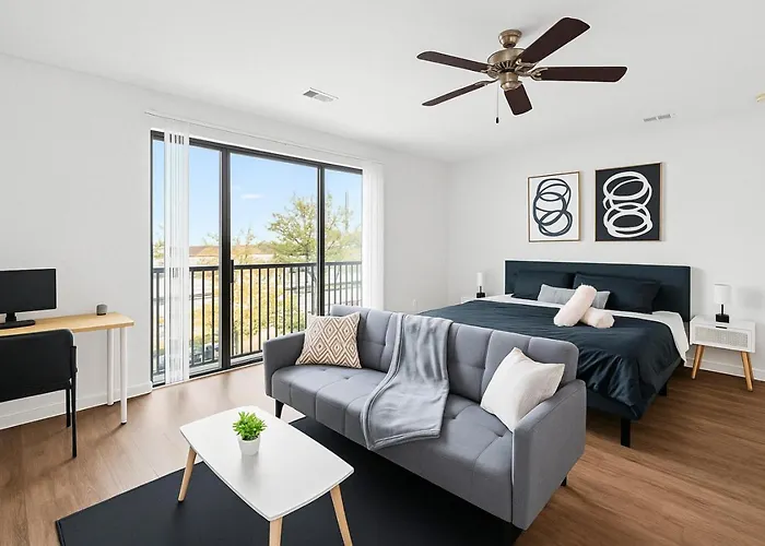 Elegant Studio Near Bars, Dining And Uab