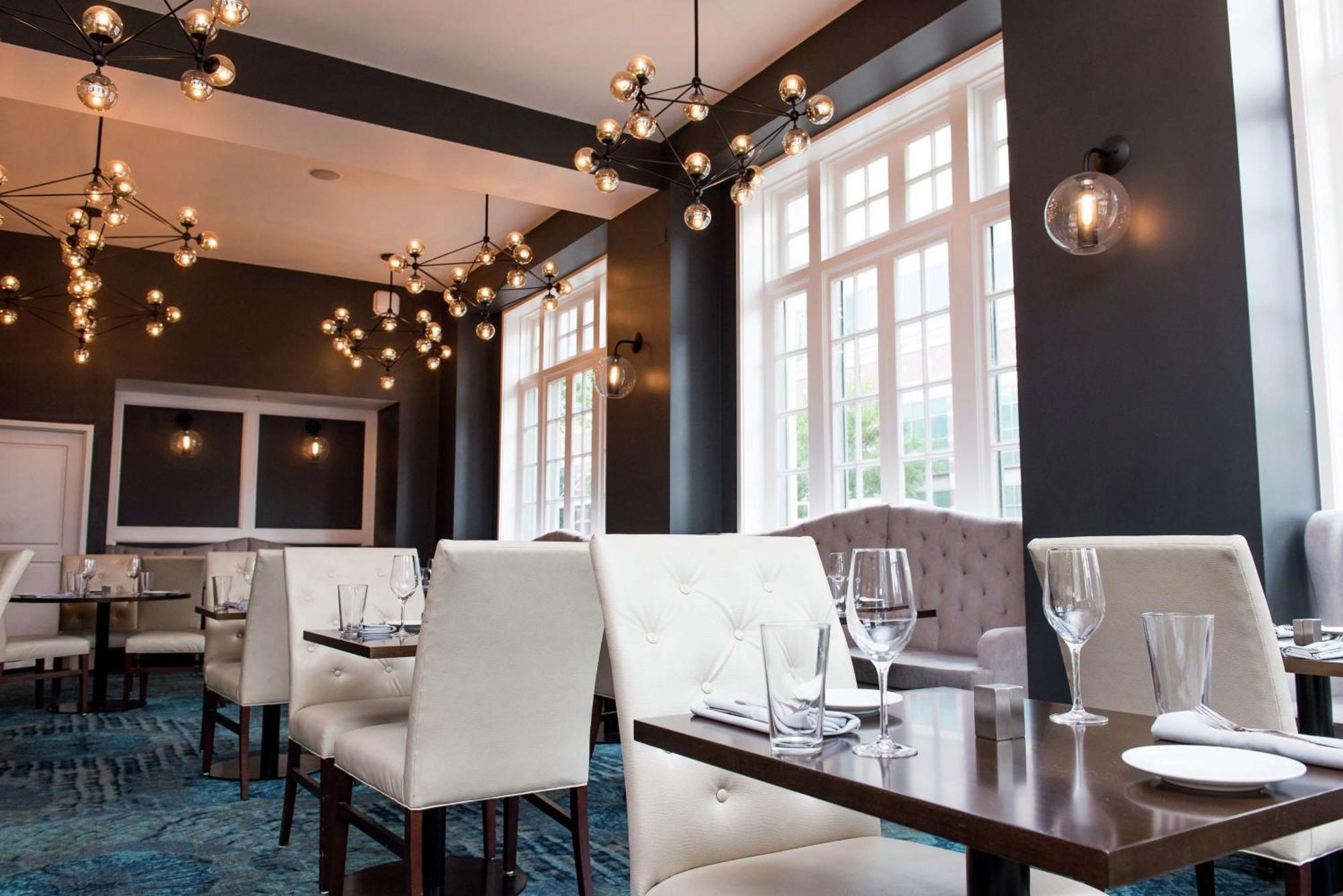 Hotel Redmont - Curio Collection By Hilton
