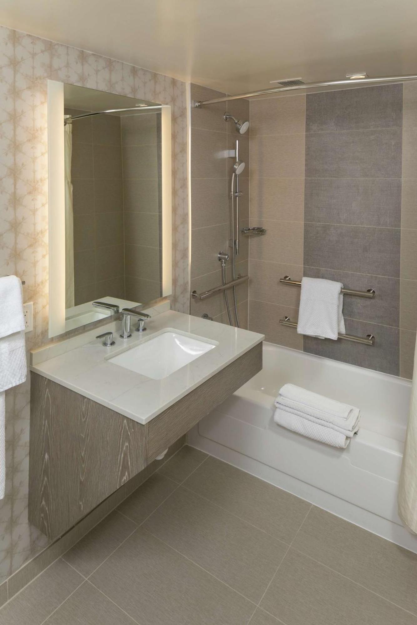 Hilton Downtown At Uab Hotel 4*