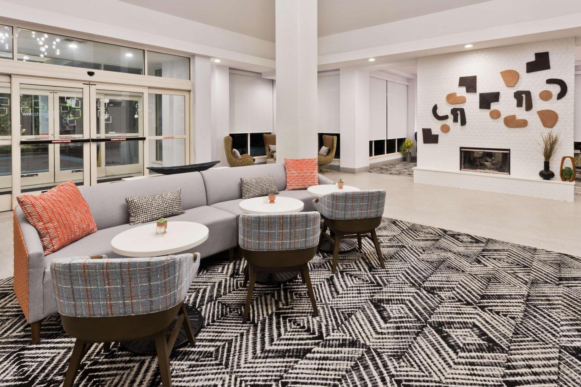 Hilton Garden Birmingham/lakeshore Drive 3*
