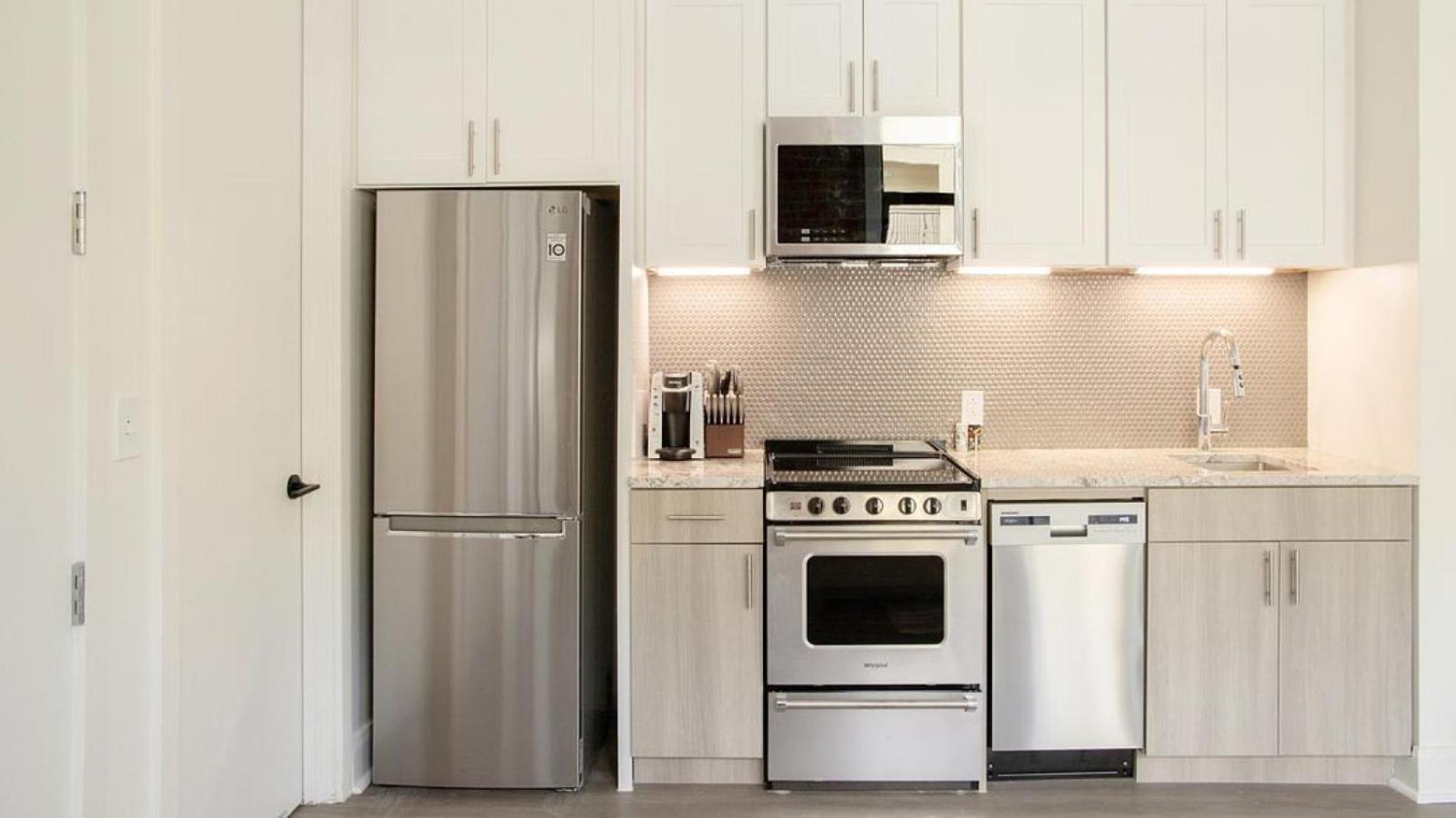 Apartment Landing Modern With Amazing Amenities *