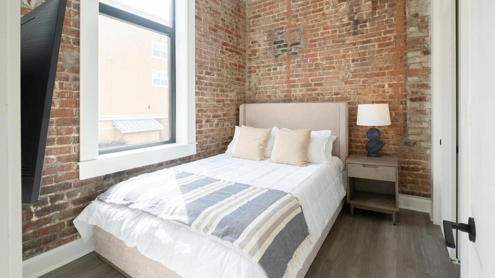 Apartment Landing Modern With Amazing Amenities *