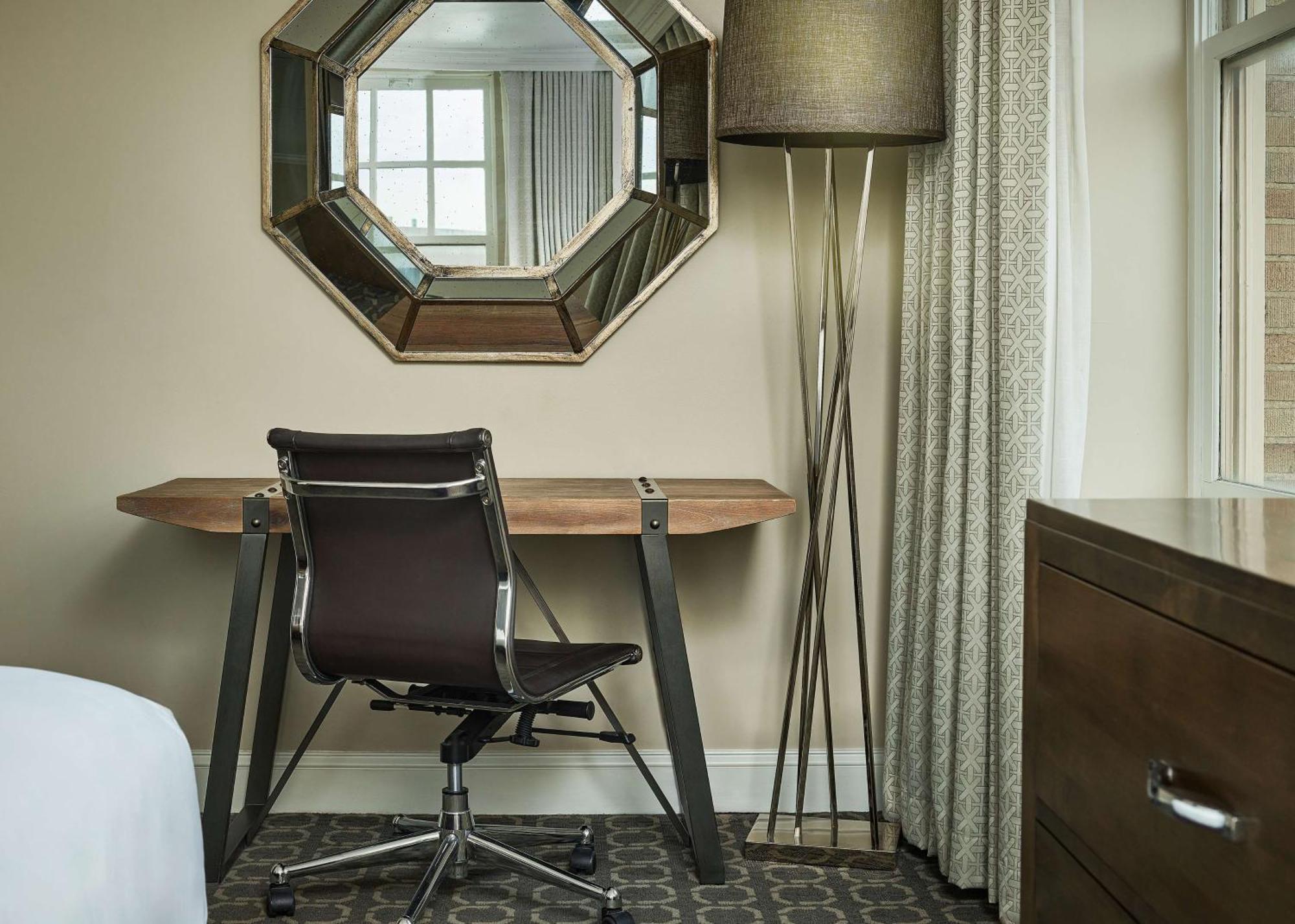Redmont - Curio Collection By Hilton