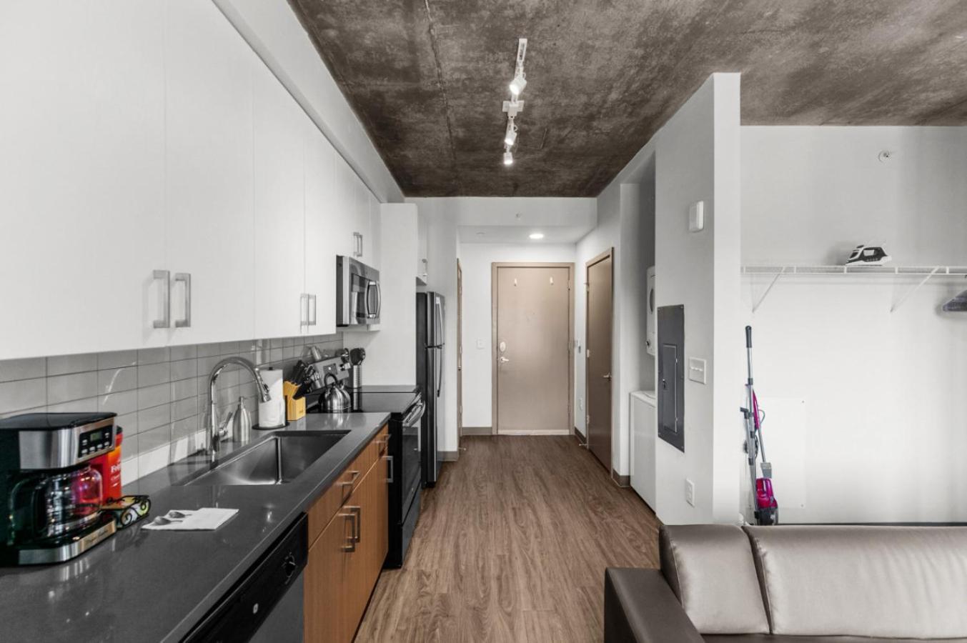 Chic In Downtown Bhm 13 Apartment *