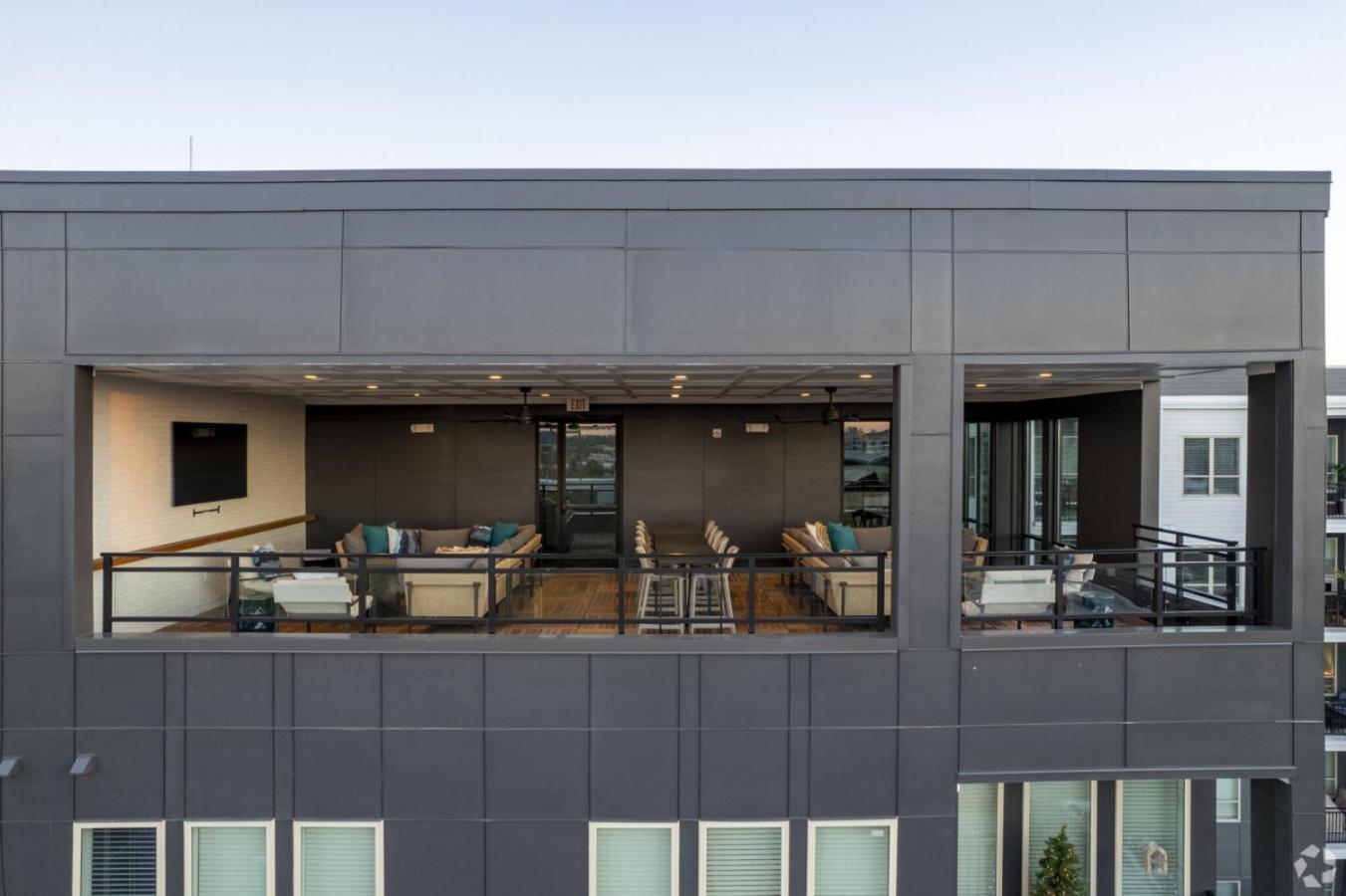 Luxury 2-bedroom With Private Parking Apartment