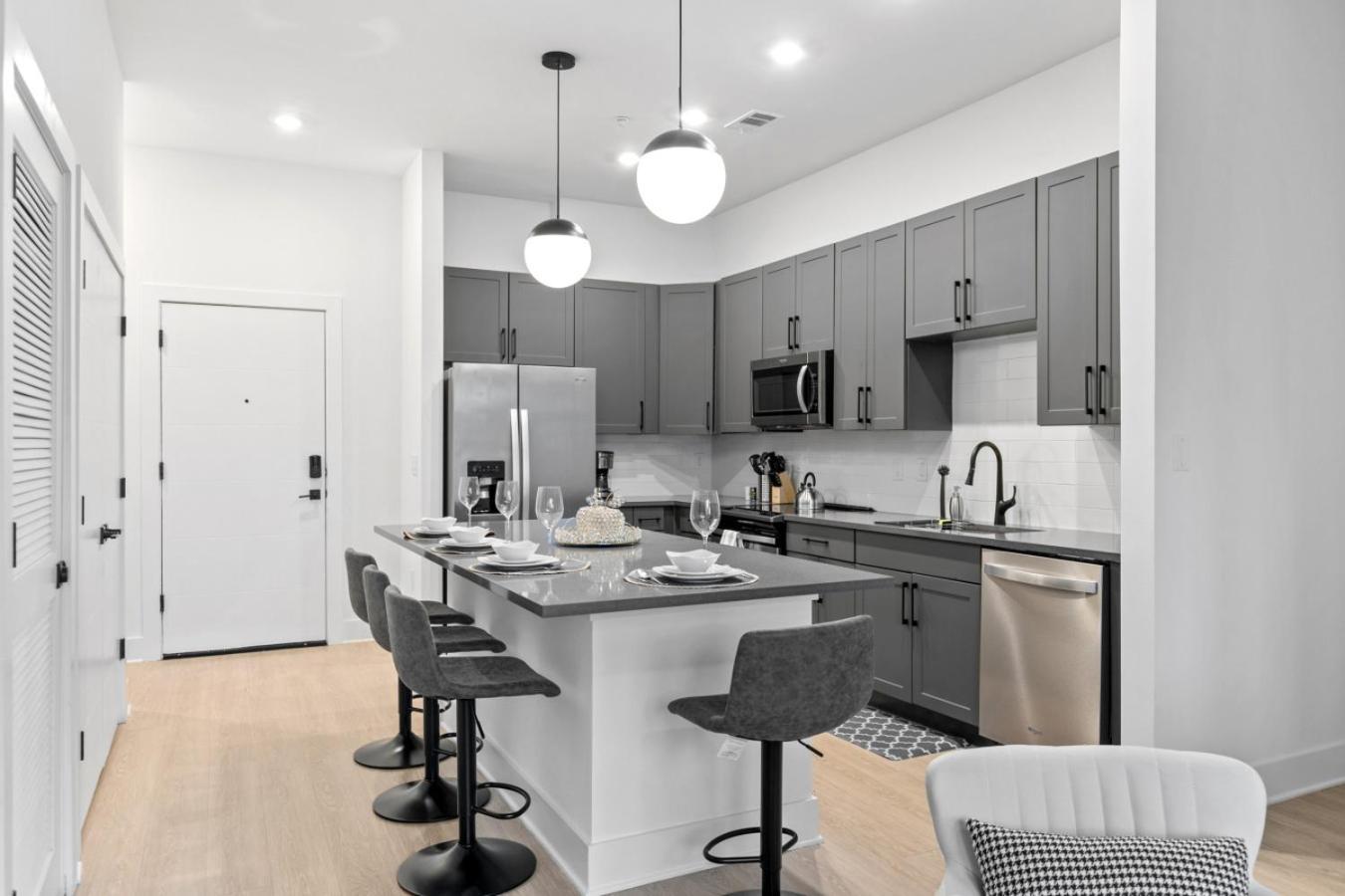 Luxury 2-bedroom With Private Parking Apartment *