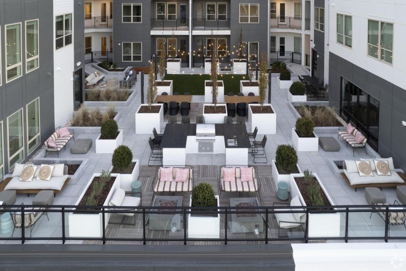 Apartment Luxury 2-bedroom With Private Parking *