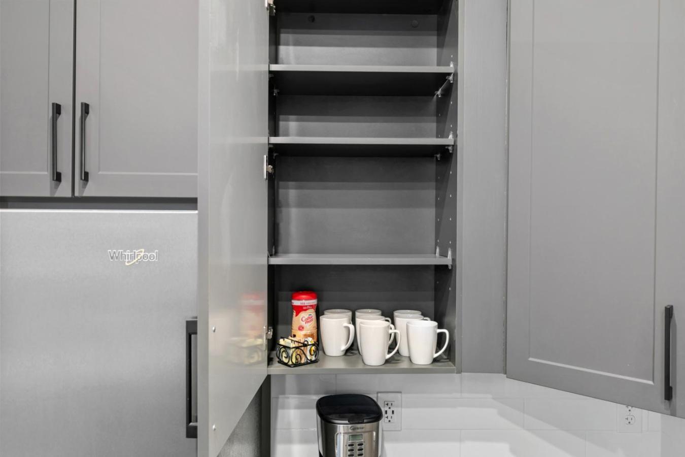 Apartment Luxury 2-bedroom With Private Parking *
