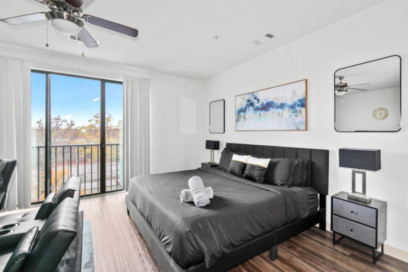 Chic Urban Living, With Pool Access 09 Apartment