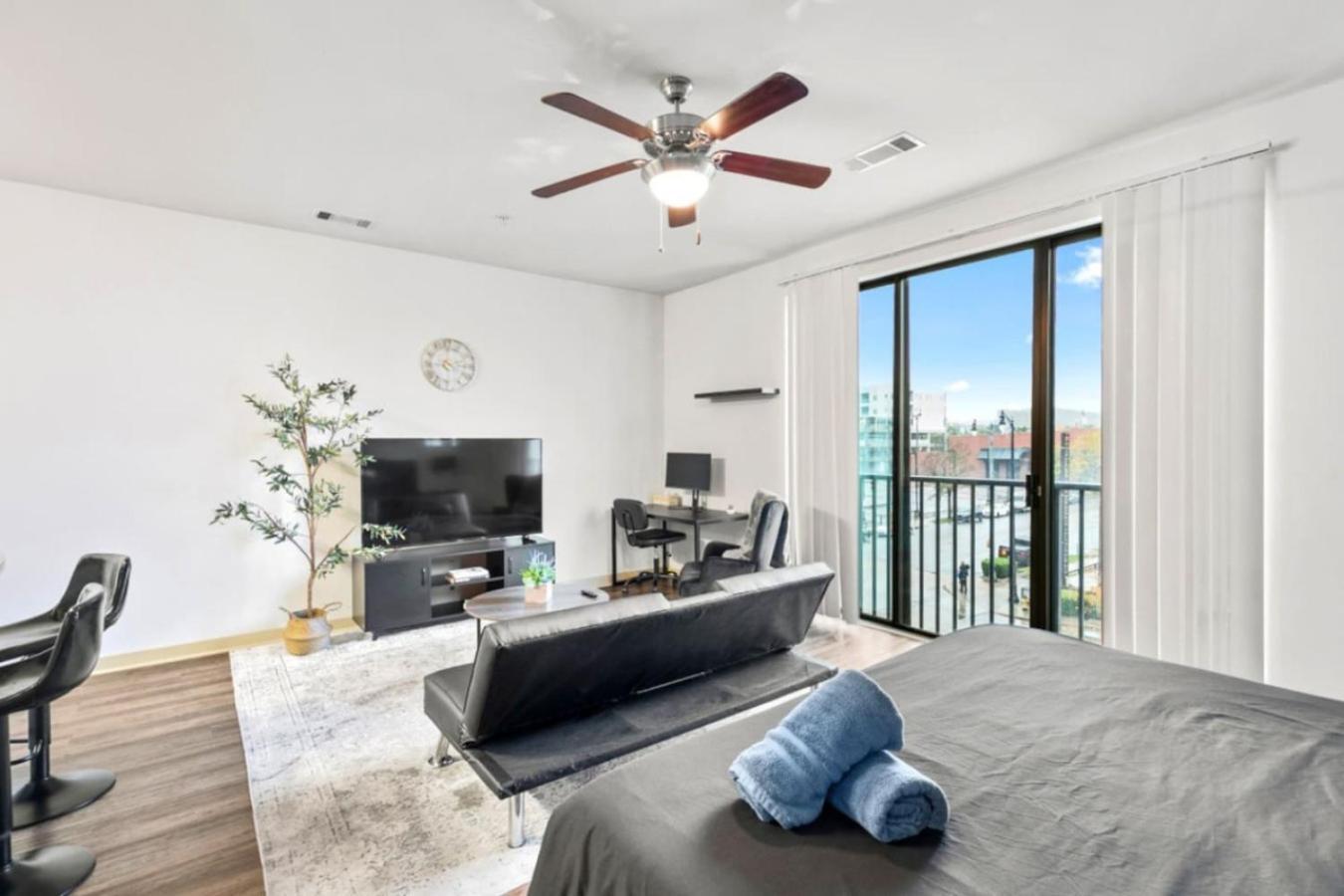 Apartment Chic Urban Living With Pool Access