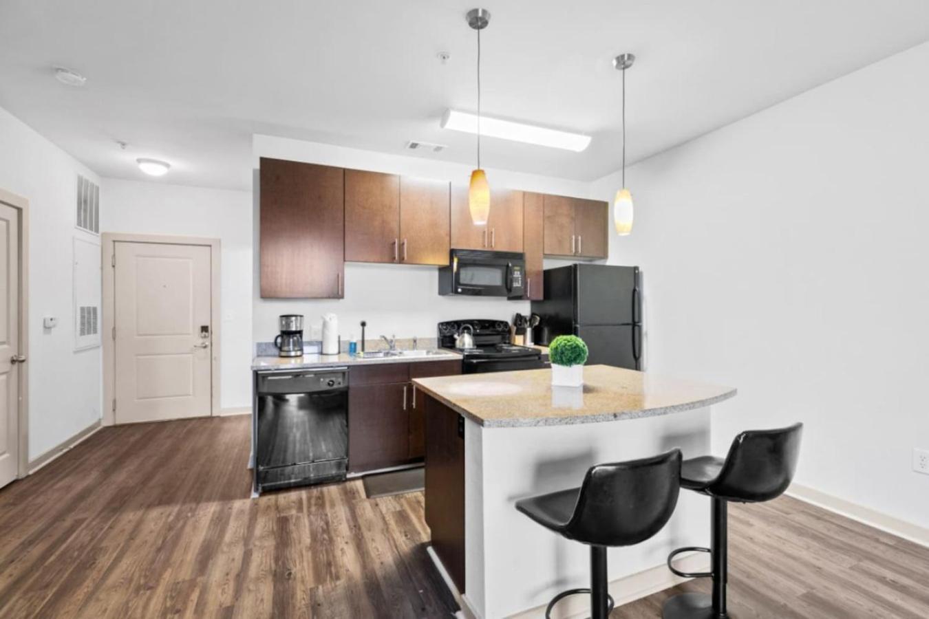 Chic Urban Living With Pool Access Apartment *