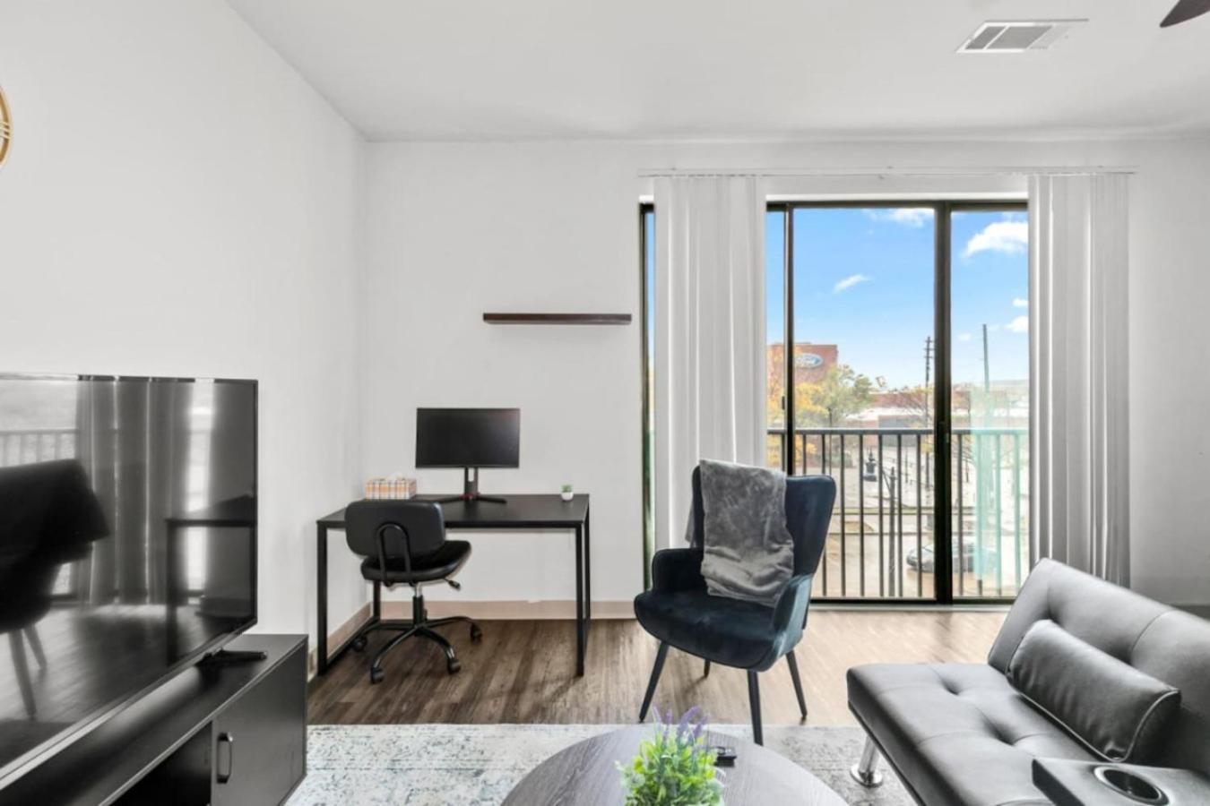 Chic Urban Living With Pool Access Apartment *