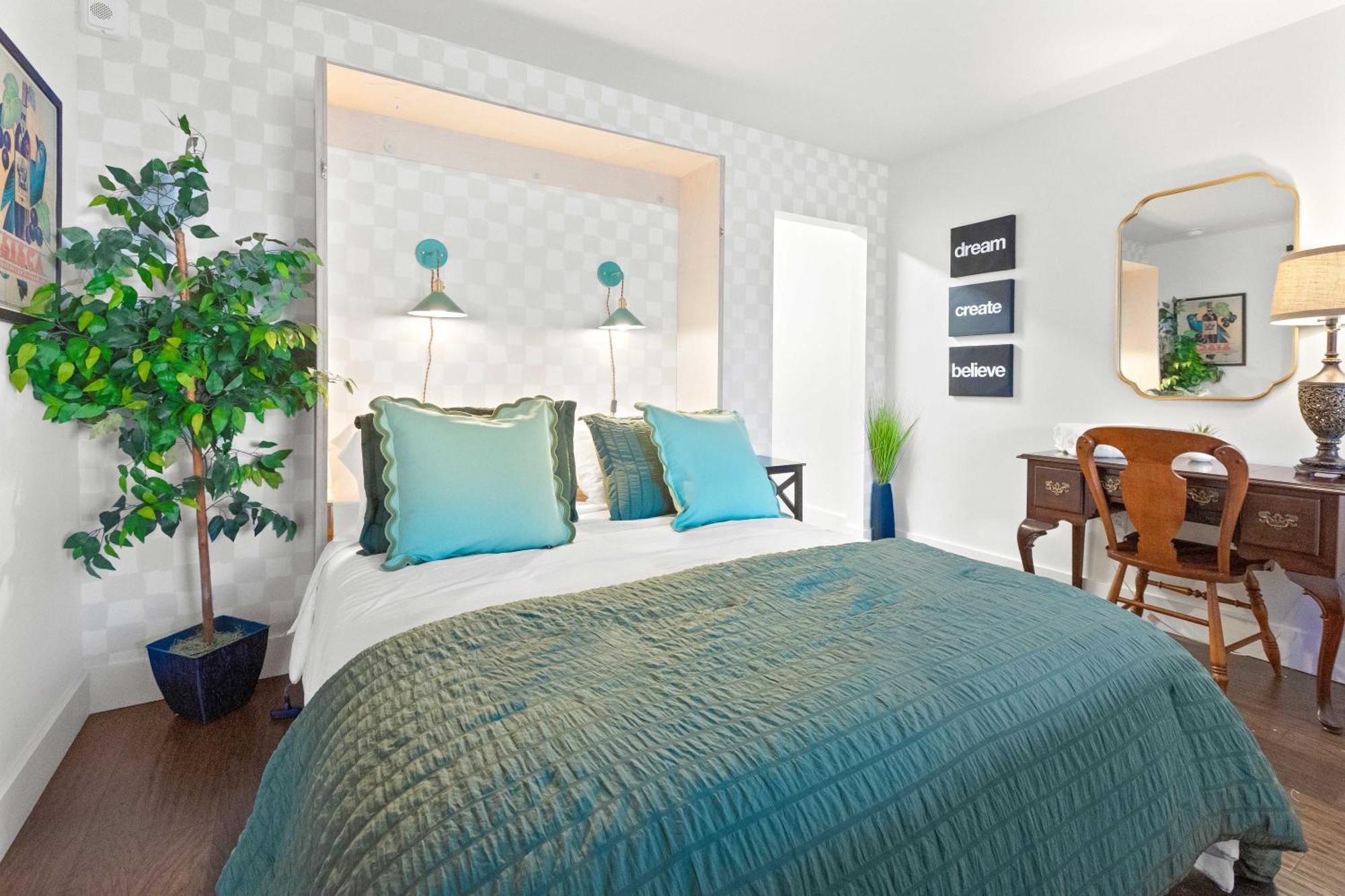 Theatre Retreat 2 Bedroom Loft - 1 Blk From Theatres Apartment *
