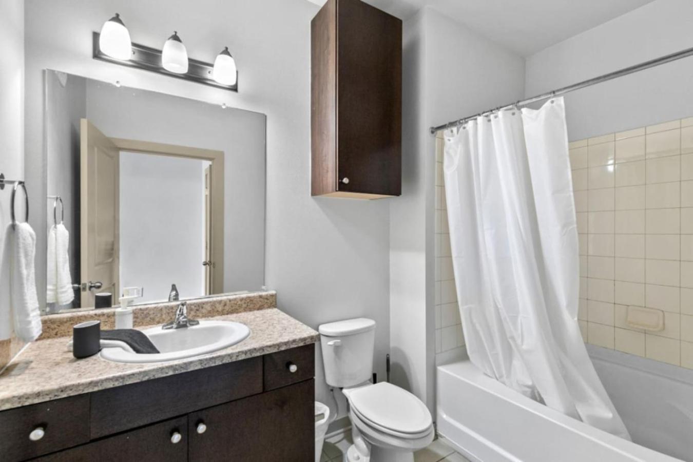 Apartment Chic 2br Escape In Downtown 45 *