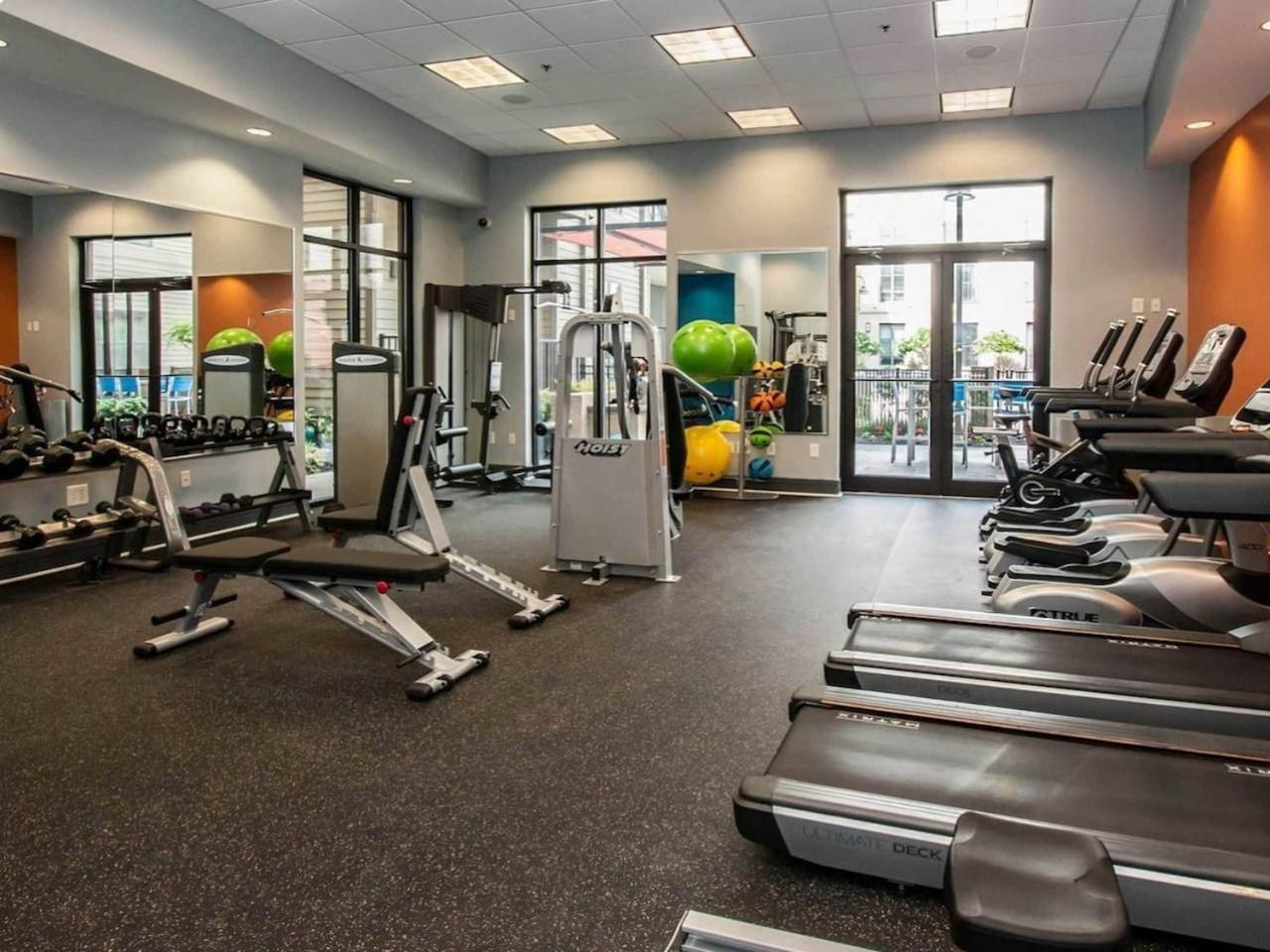 Chic 2br Escape In Downtown 45