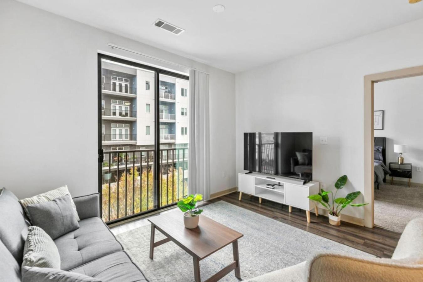 Chic 2br Escape In Downtown 45