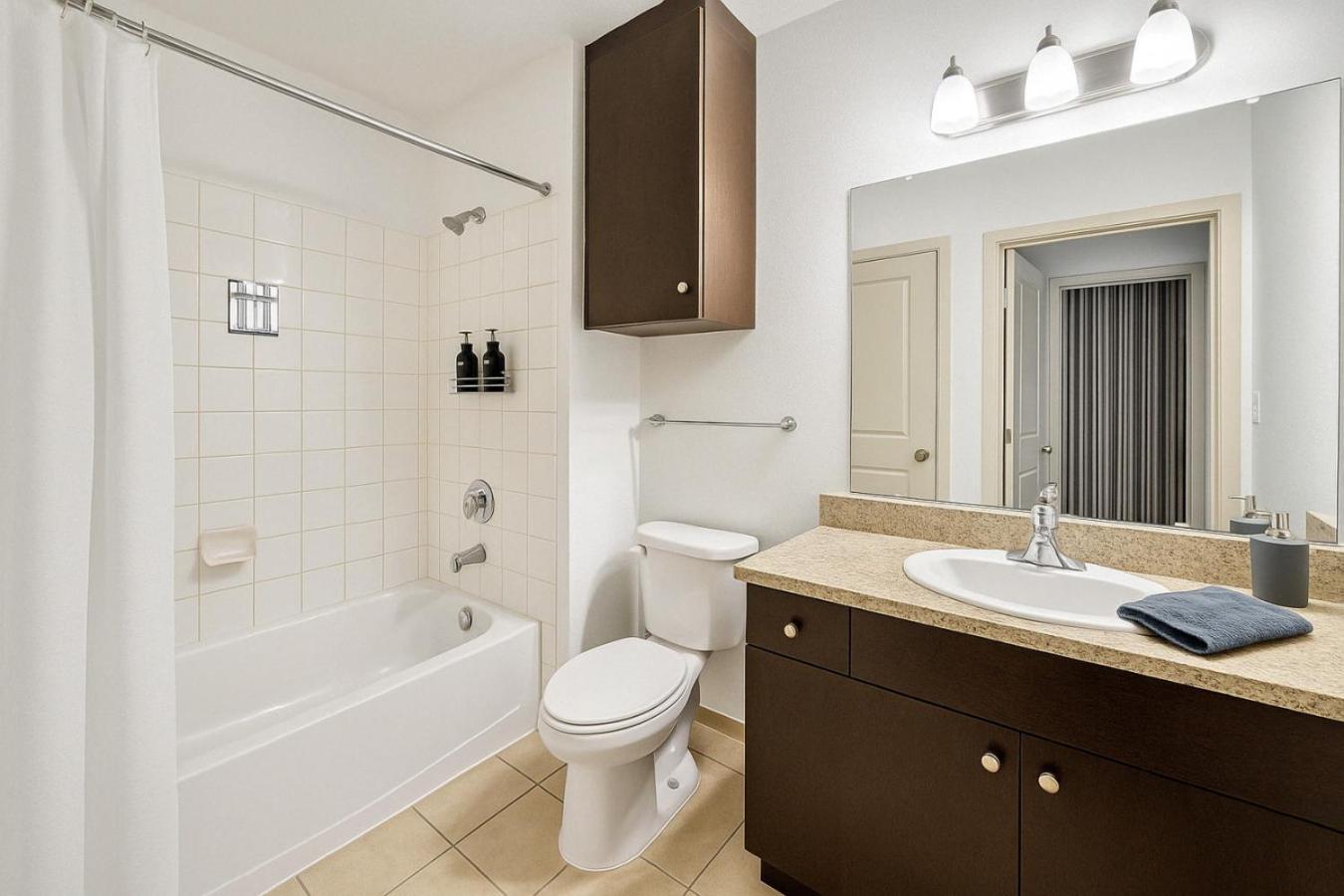Modern 2br Escape Near Uab And Attractions Apartment *