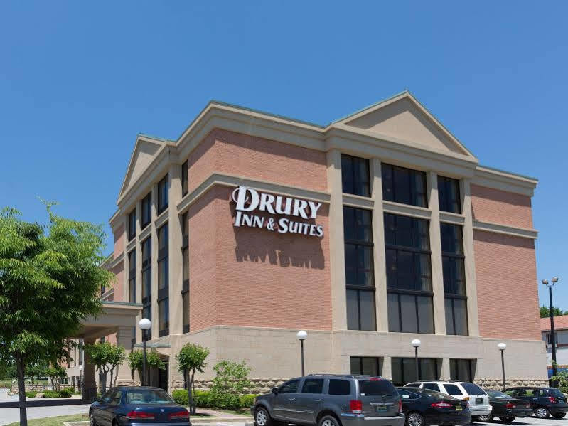 Drury & Lakeshore Drive 3*