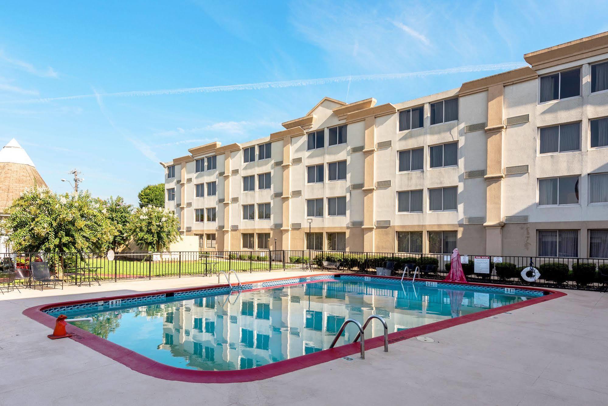 Hotel Ramada By Wyndham Airport